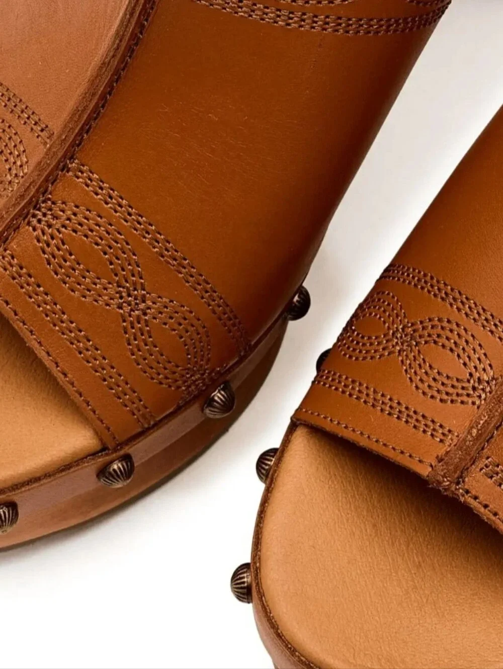 Dingo Clover Wooden Sandal- Tan